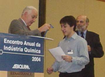Caio Borba Casella recebe medalha de ouro da OBQ