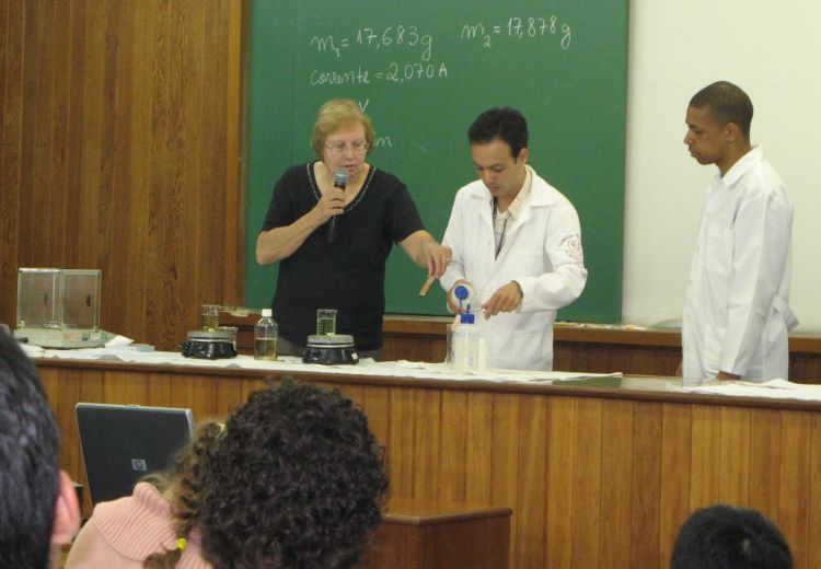 Profa. Wanda, Fernando e André demonstram experimentos